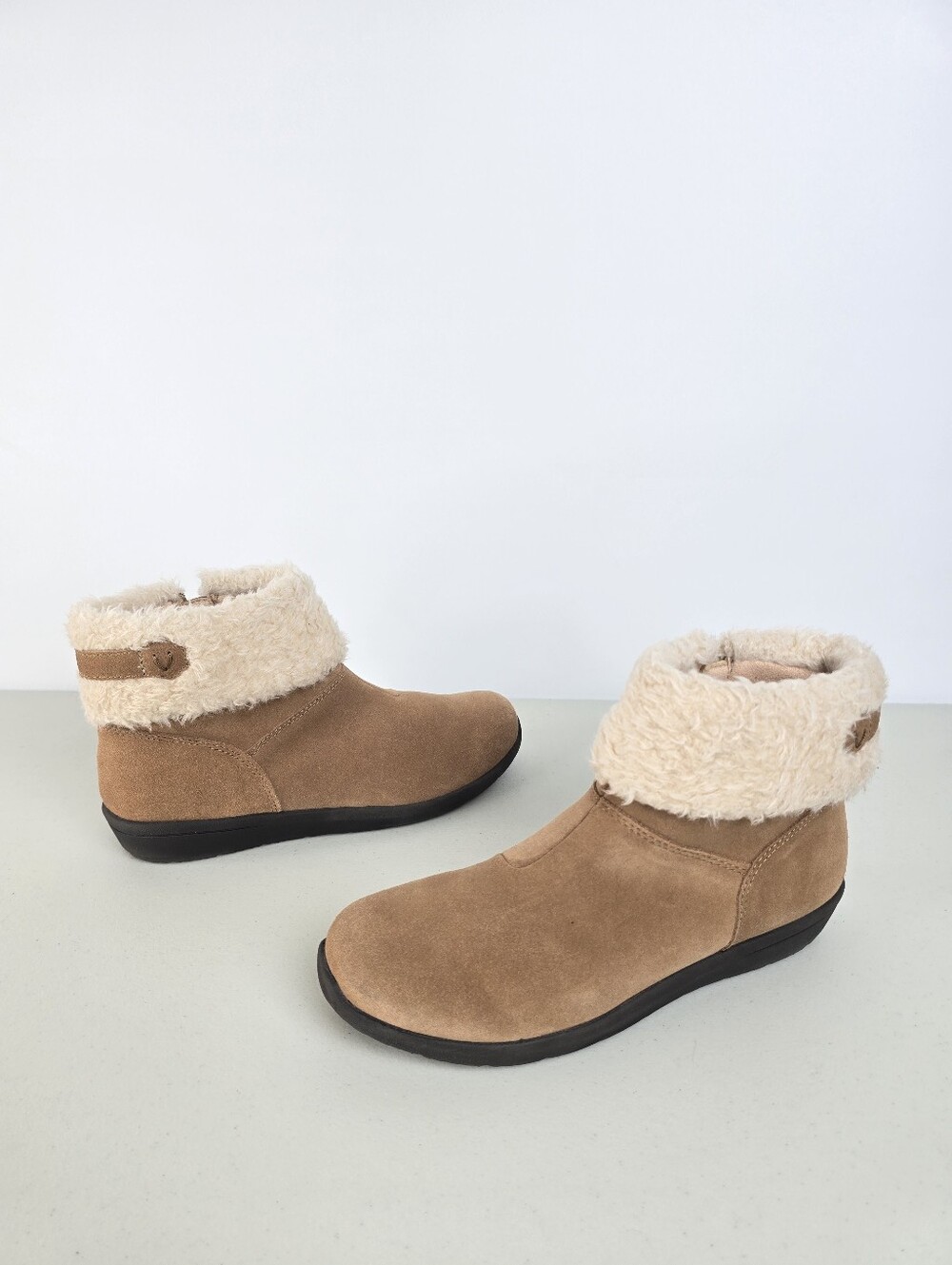 Vionic Ruth Wheat Suede Weather Resistant Ankle Boots Winter Booties Size 7.5